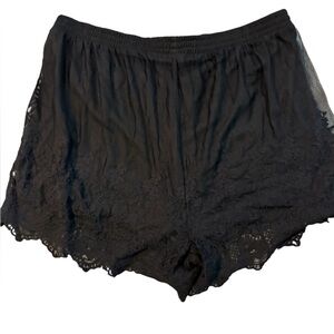 Torrid 2 size 2X Black Lace Trim pull-on shorts. NWOT
